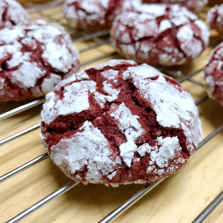 Red Velvet Crinkle Cookies Recipe (Christmas’s flavor)